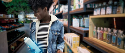 mujer comprando comestibles